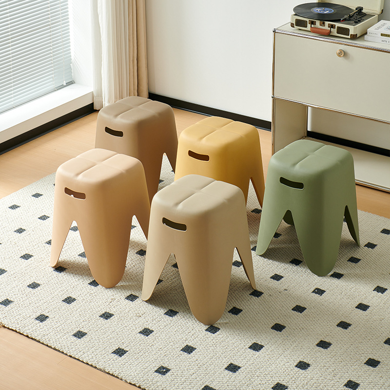 Taburetes de plástico para el hogar, taburetes redondos gruesos y apilables, taburetes de comedor modernos y simples, taburetes altos, taburetes creativos para cambiar zapatos