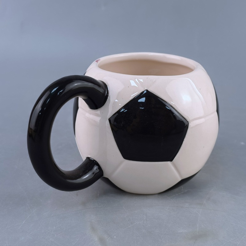 Taza de cerámica de fútbol deportivo creativo Taza de gran capacidad en relieve Taza de agua temática de regalo Taza para beber de oficina
