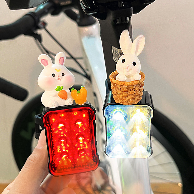 自転車ライトのヘッドライトの強い光の夜はテールライトに乗ります。|undefined