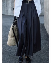 Monentグレーのワイドパンツの女性は秋に人気があります。