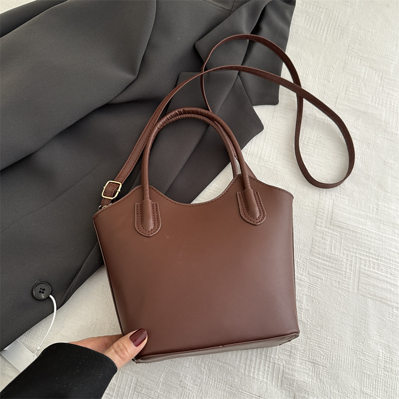 Este año, bolsos populares vintage para mujeres otoño y invierno 025 nuevo bolso de mochila de nicho de diseño de bolso de cubo de viaje portátil