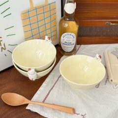 日本式の腹ばい猫陶磁器の碗のかわいい立体の猫のご飯の碗のレストランのアイデアの個性のデザートの碗の写真の食器