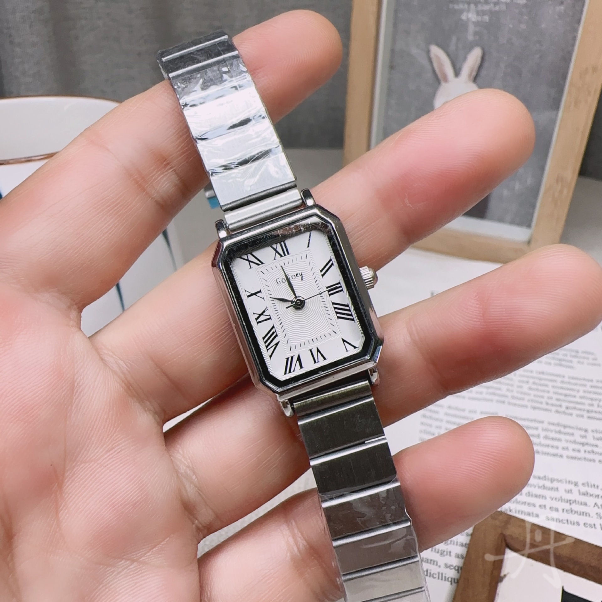 60g Weight Classic Style Geometric Buckle Quartz Women's Watches