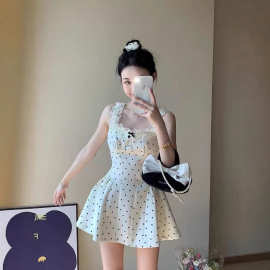 纯欲辣妹波点花边吊带连衣裙女春季新款收腰短款蓬蓬裙潮背心裙子