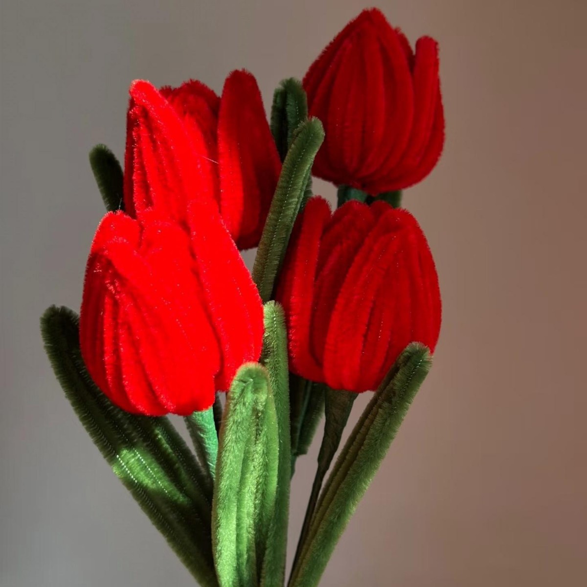 큰 빨간색 단일 튤립 꽃다발