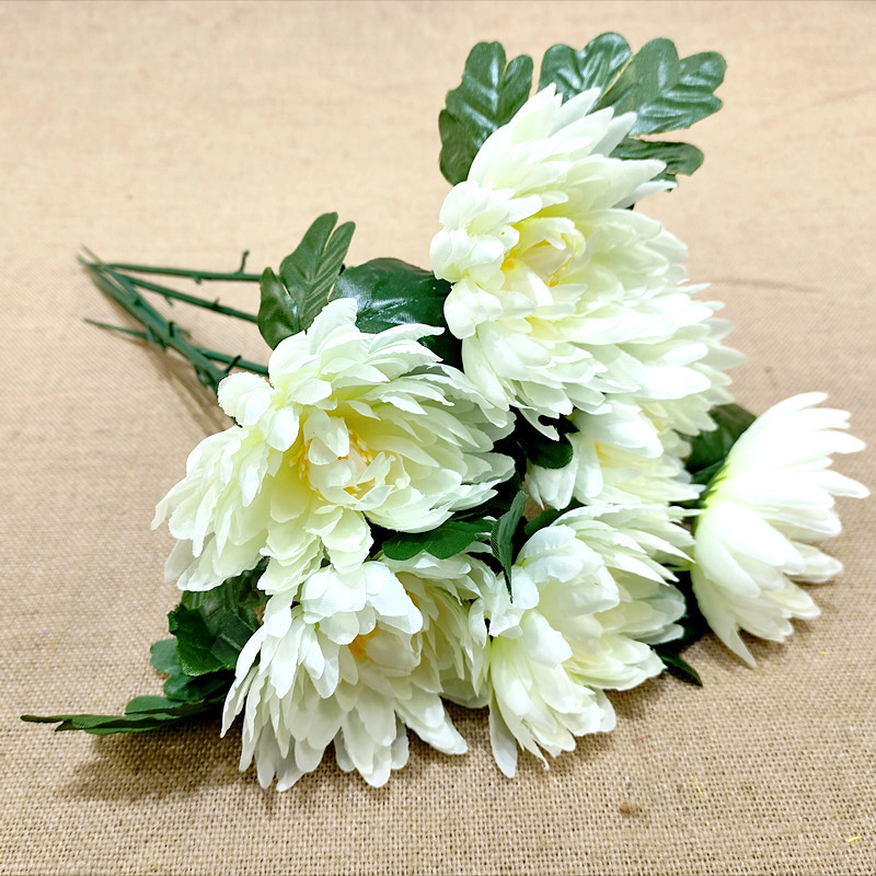 菊の造花をシミュレーションしてお墓を祭る上でお墓の手を持って花の霊堂の墓地に絹の花の家庭の装飾の花の卸売りを並べます。|undefined