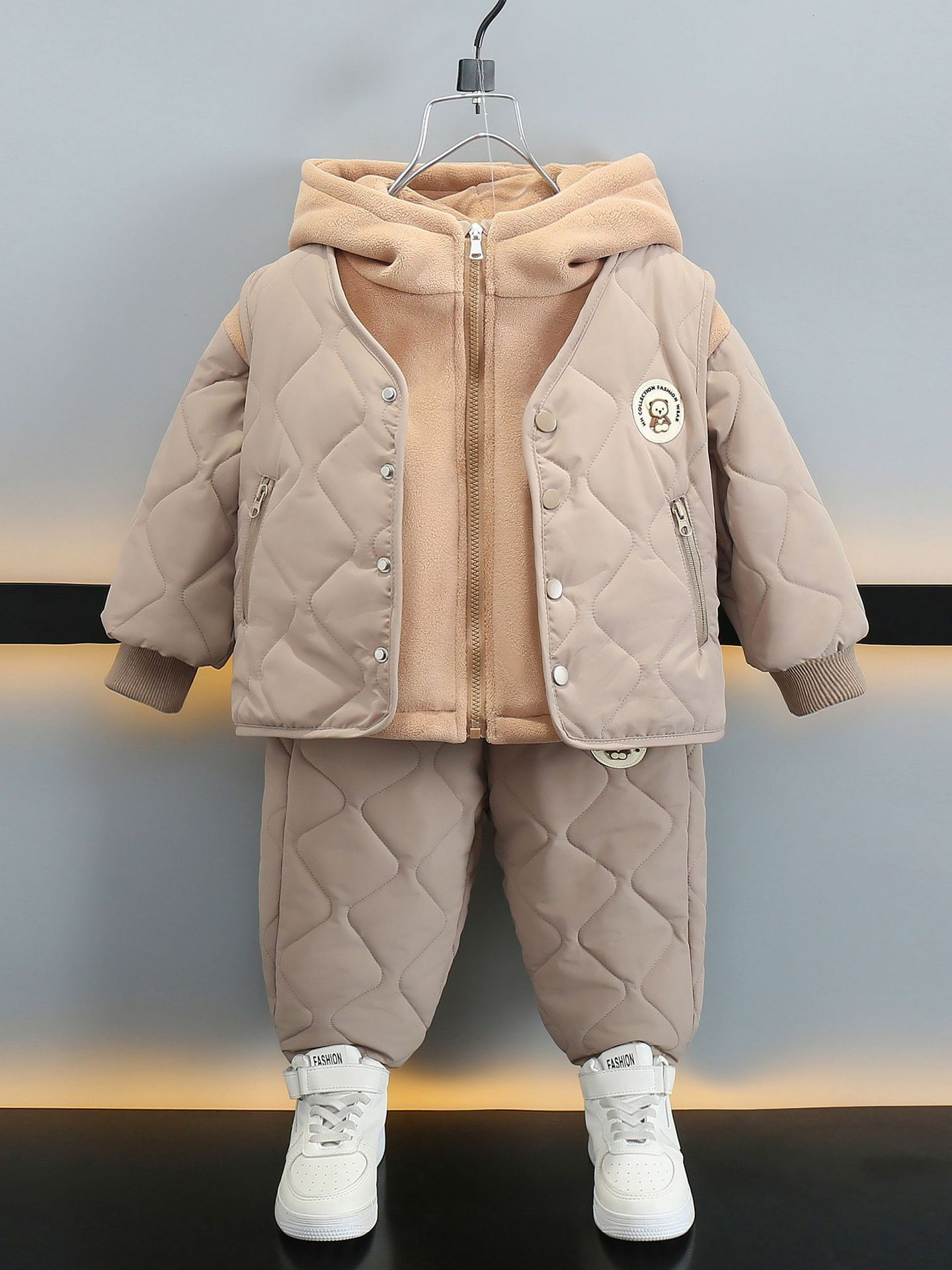 6753 Traje de chaleco para niños Ropa de otoño e invierno 2025 Nuevos niños más terciopelo engrosamiento Chaqueta de algodón de invierno coreana de tres piezas