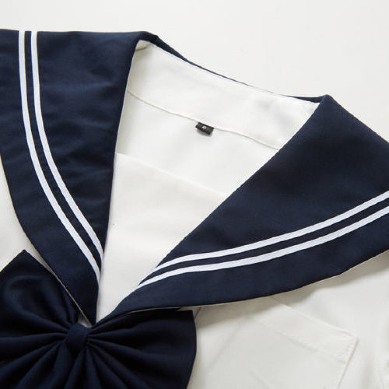 흰색 반팔 한 장과 청록색 나비넥타이 한 쌍