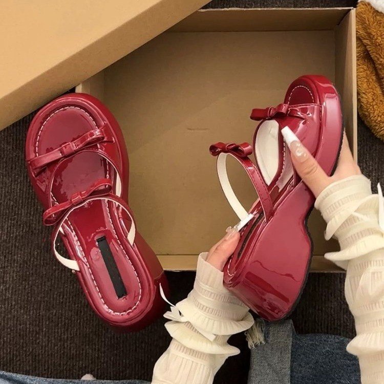 Explosiones de hadas con una parte inferior gruesa de zapatillas para mujeres de verano 2026 vestido casual con falda zapatillas de tacones altos de vacaciones zapatillas frías