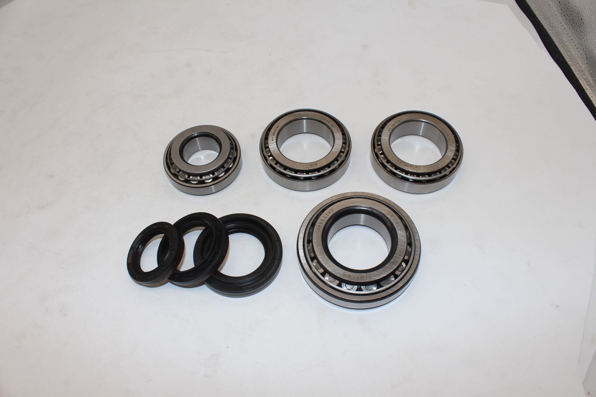Suitable for Mercedes-Benz 221 rear differential bearing oil seal repair kit; tapered roller bearing seal ring, directly supplied by the manufacturer