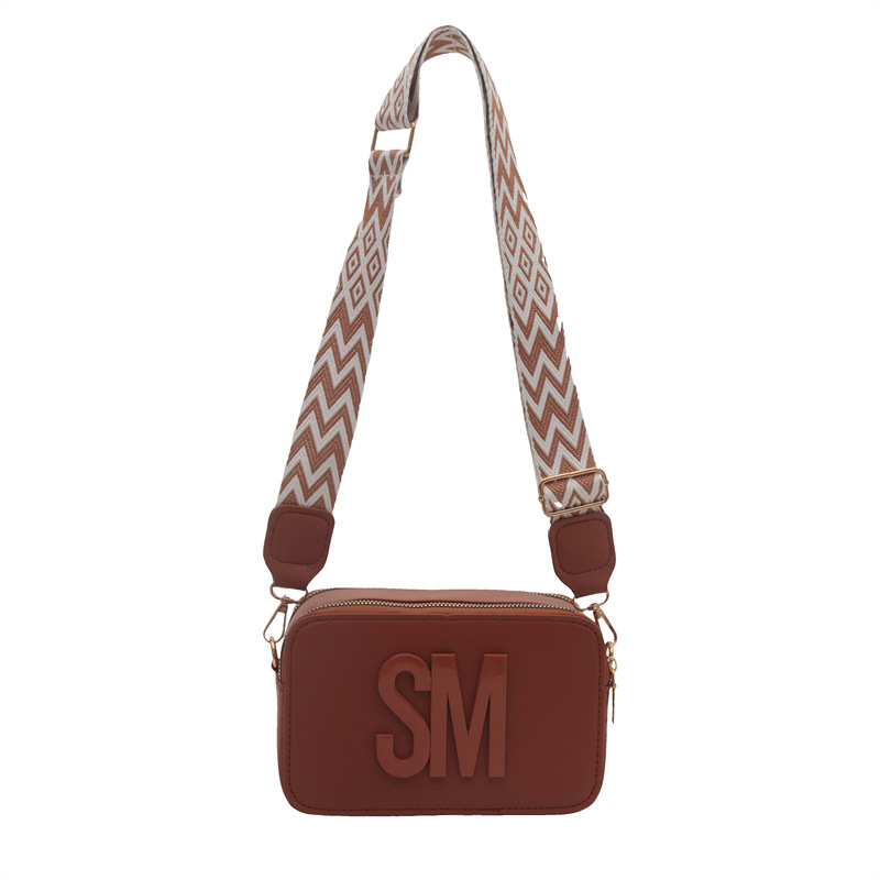 2024 otoño nuevo bolso de cámara ancho correa de hombro letras bolso de moda simple estilo extranjero bolso de hombro de mujer