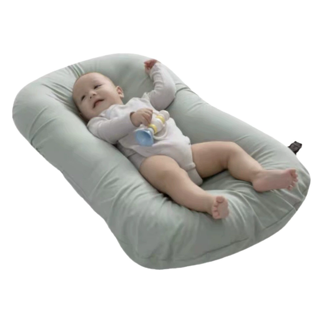 Удобная детская кровать новорожденный ребенок в средней кровати