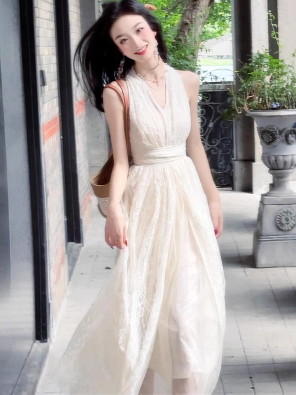 挂脖连衣裙女2025夏季新款高级感法式气质V领度假修身收腰长裙子|undefined
