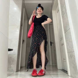 法式黑色碎花a字半身裙女夏季2025新款小个子不规则高腰开叉长裙