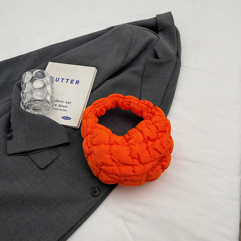 Bolso de nube a cuadros plisados coreanos al por mayor Bolso de axilas 2024 Nuevo estilo de plumón Mini bolso de moda