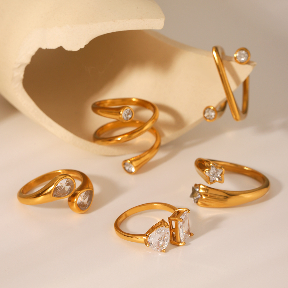 Anillo abierto de acero inoxidable de oro transfronterizo de 18 quilates con incrustaciones de anillo de circón, anillo de alta calidad que no se desvanece, joyería de acero de titanio