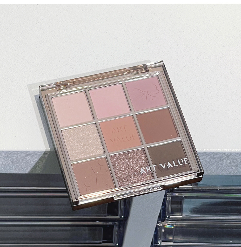 Art Value's new nine-color eyeshadow, "Lustrous Phantom", is available in two colors. It offers a pure and natural pearlescent makeup look at affordable prices for students undefined