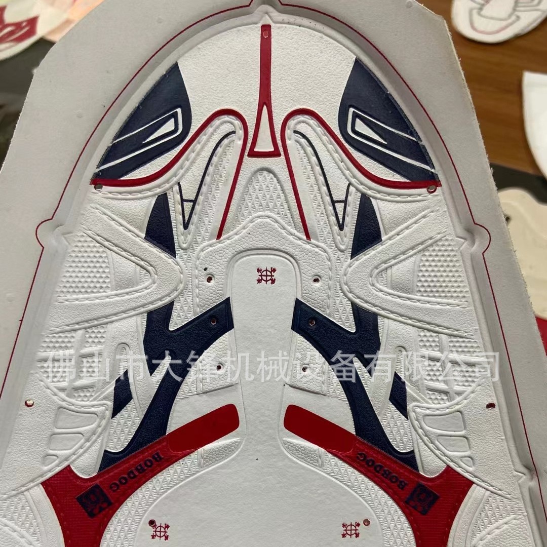 TPU�˶�ЬЬ���⳵�칤������һ��Ь����ѹ���ͻ�Ь��3D���ͻ�