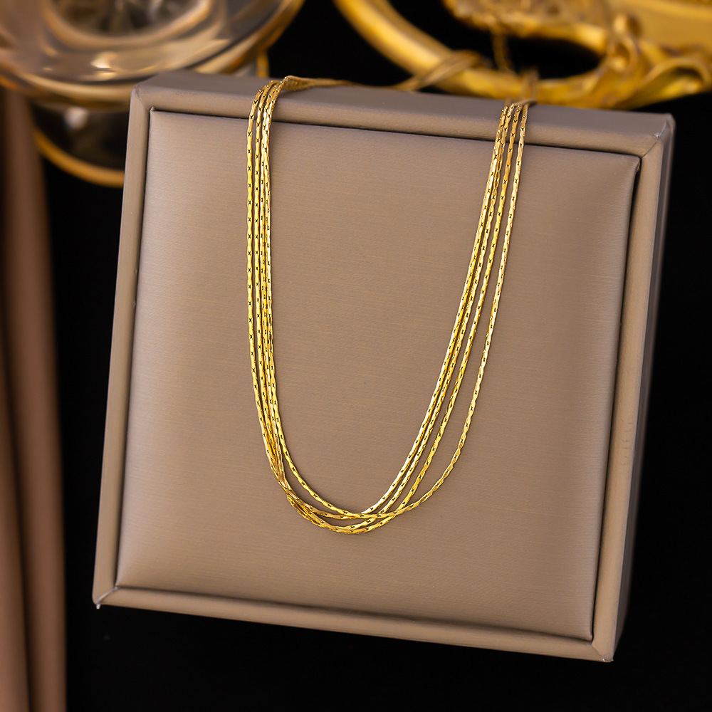 [collar de acero de titanio dorado + acero] collar de amor de nicho con cadena de clavícula avanzada en la moda de lujo ligero femenino