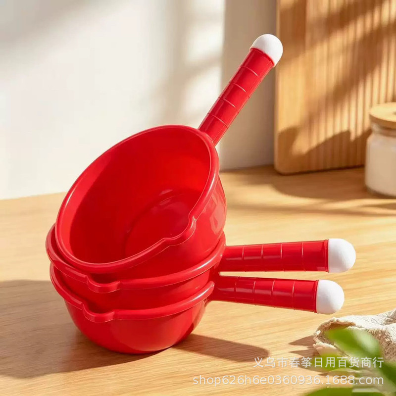 Large-sized plastic ladle, old-fashioned design, thickened with a spout, suitable for bathing, household use, and the kitchen; extra-thick, long-handled water scoop, wholesale