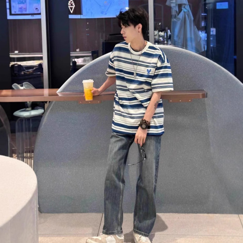 High-end sense of fashion, trendy brand, simple striped short-sleeved t-shirt for men in 2025, casual, loose-fitting, white-toned, regular shoulder top