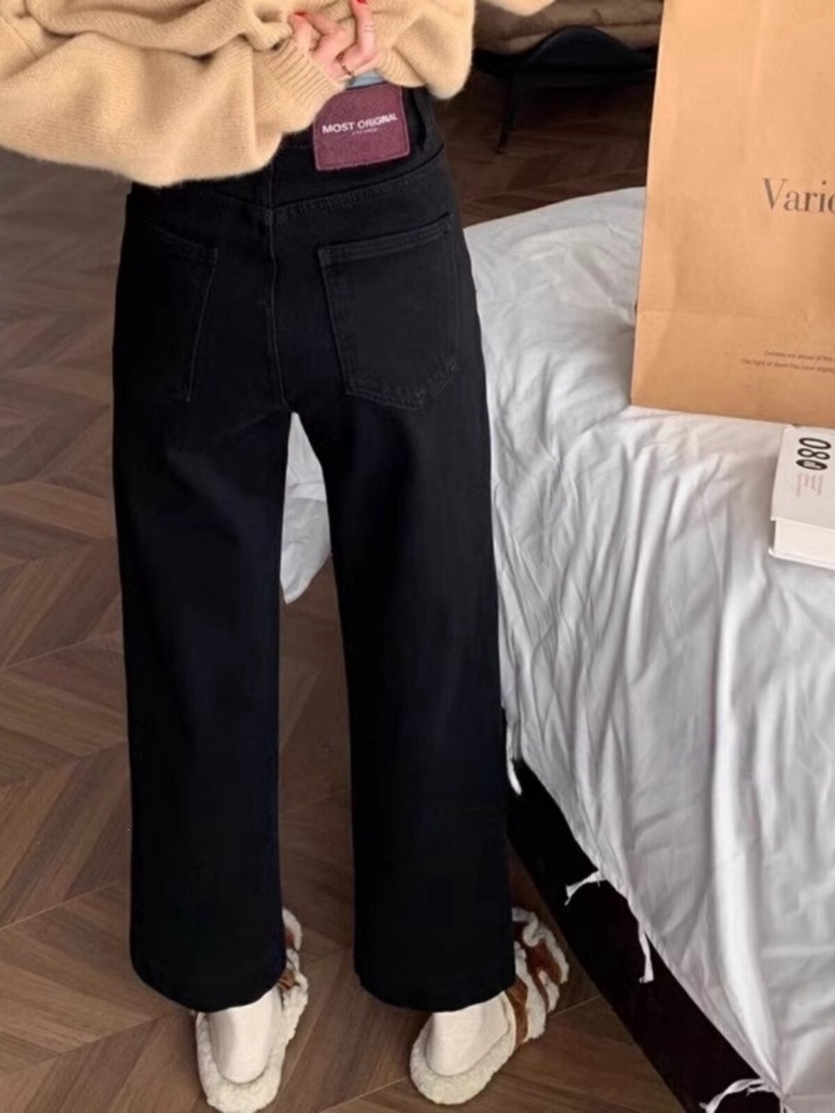 Autumn and winter fleece-lined black cropped straight-leg pants for women, plus size, designed to flatter pear-shaped figures, with a slimming effect and elastic, wide-leg denim style