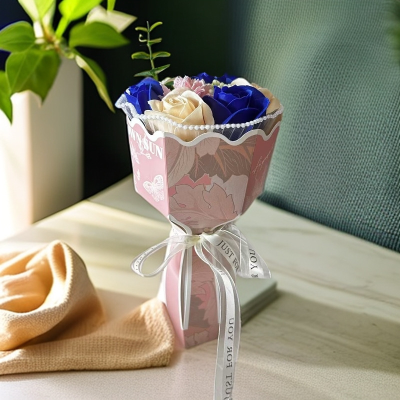 Buquê misto de rosas, cravos e flores de sabonete em estilo campestre natalino para presentear professoras e colegas no Dia Internacional da Mulher._voghion.com