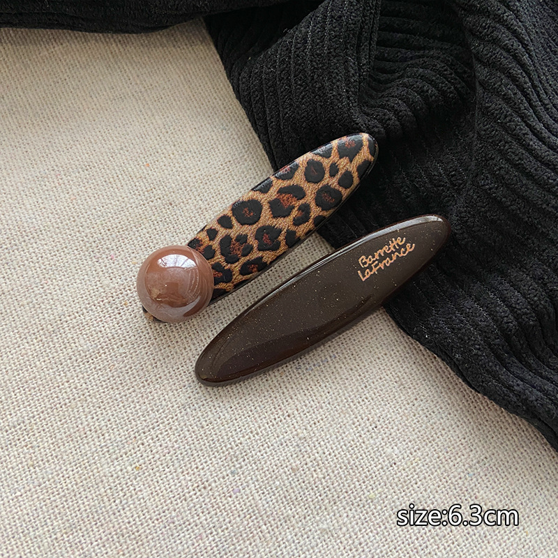 Pair of oval leopard print duck clips