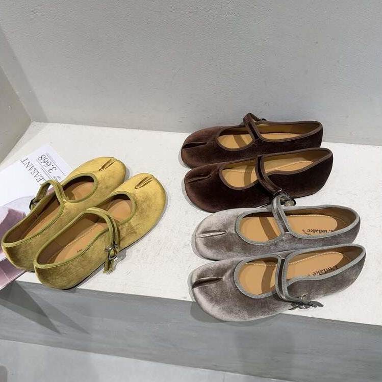 LUDAKE velvet ballet split-toe shoes for women, French-style soft-soled Mary Jane shoes with a single-strap design and hidden heel