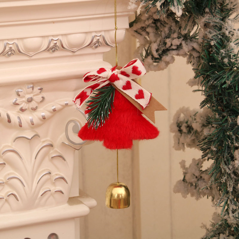 国境を越えた新しいクリスマスベルの扉にベルをかける赤果松果風鈴クリスマスツリーがクリスマス装飾品を飾っている|undefined