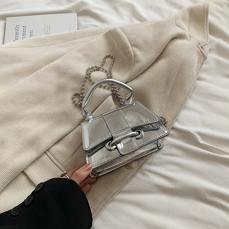 Bolso de mujer de anguila plateada 2024, nuevo estilo de moda de alta calidad, bolso de hombro de cadena, bolso compacto y exquisito.