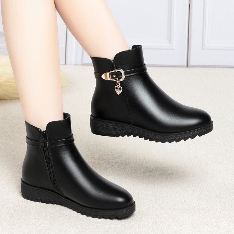 妈妈鞋冬季加绒加厚保暖短靴中年软皮中老年棉靴平跟防滑软底女鞋