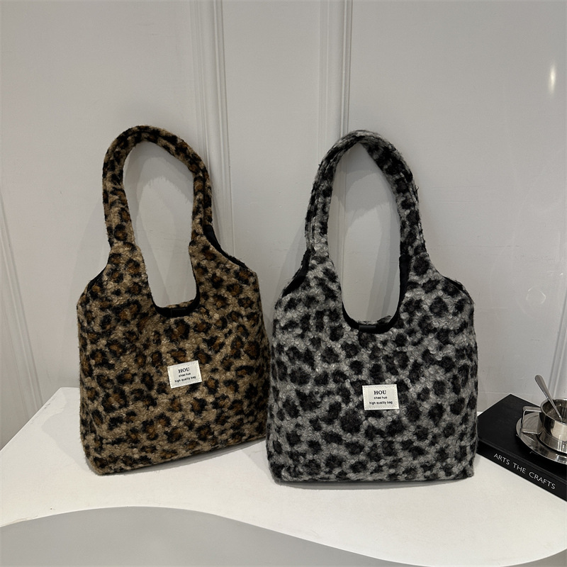 Moda de invierno perezoso nuevo bolso de peluche estampado leopardo 2024, otoño y invierno nuevo temperamento bolso de hombro bajo la axila de mujer