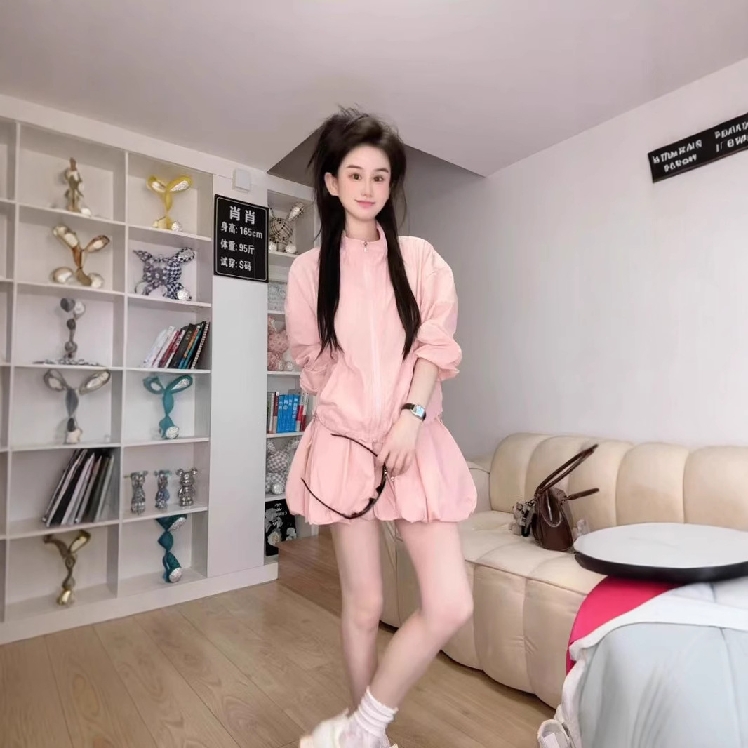 여름과 가을 새로운 캐주얼 스포츠 자외선 차단제 정장 여성 스탠드 칼라 경량 느슨한 지퍼 자켓 짧은 치마 투피스 유행 세트