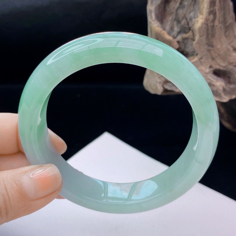 Vòng tay ngọc bích tự nhiên Myanmar cao cấp – màu xanh nhạt lam nhạt băng nhuộm chi tiết 6