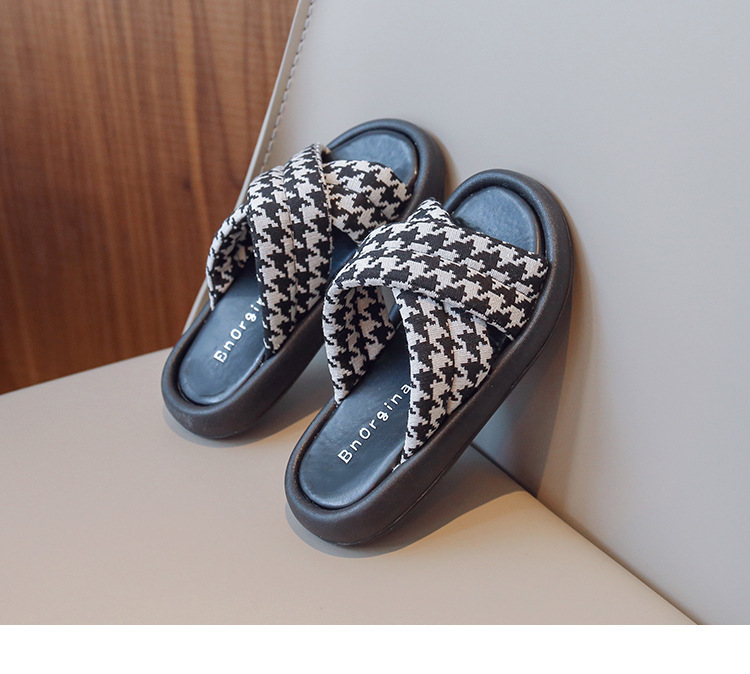 Pantoufles d'extérieur pour enfants, nouvelle collection été 2023, à carreaux croisés, mode coréenne, pantoufles décontractées pour filles, une ligne_voghion.com