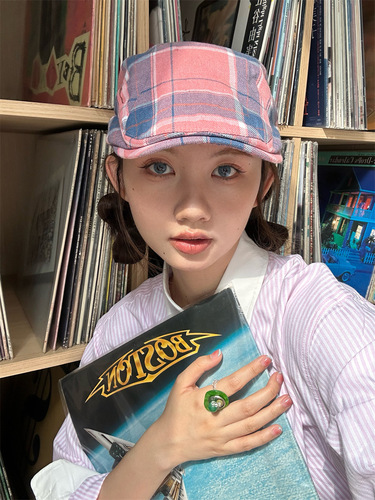 [Dopamine Outfit] The same hat as the Little Bear during the day, a thin forward hat, and a beret worn backwards to look whiter and brighter