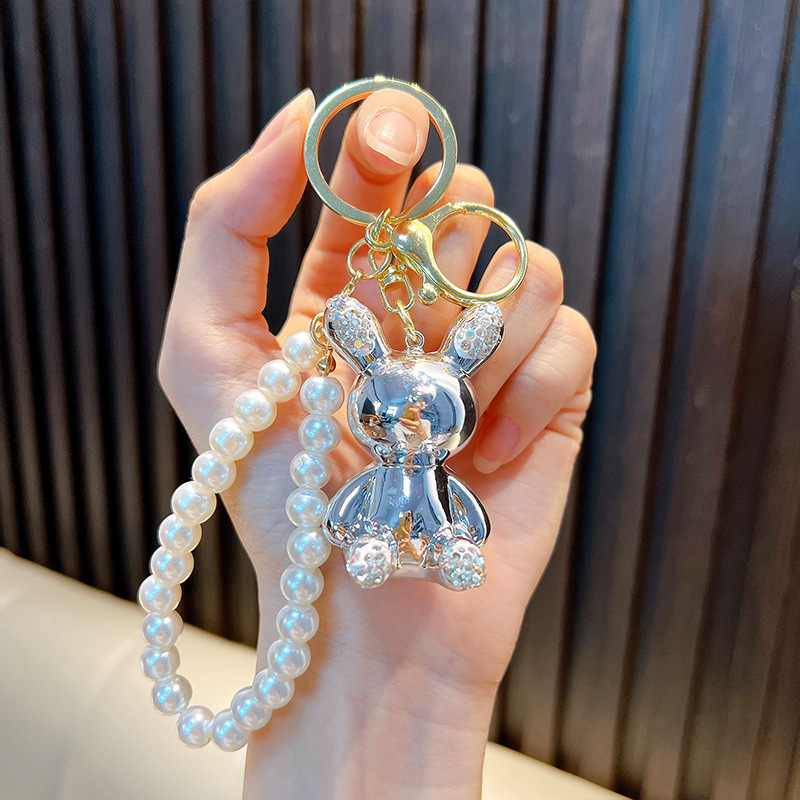 Cadena de perlas con incrustaciones de diamantes llavero de conejo bolso de muñeca colorido colgante llavero de coche máquina de muñecas regalo al por mayor