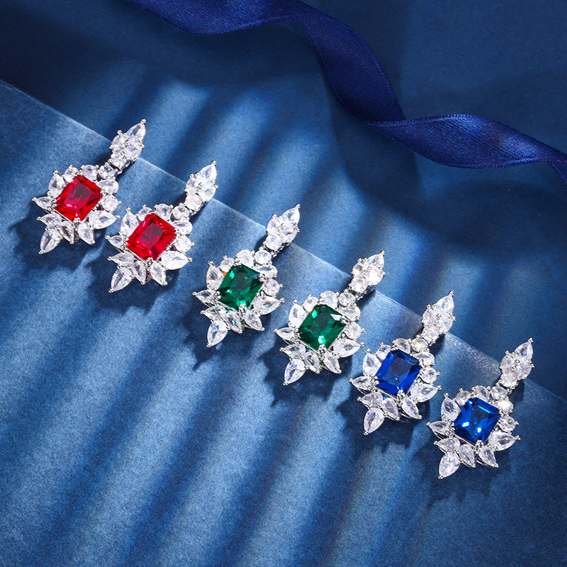 Otoño e invierno nuevo Zhuang Sheng joyería fondo de cobre chapado en oro simulación rojo corindón azul puntiagudo cristal pendientes principal piedra 8*10