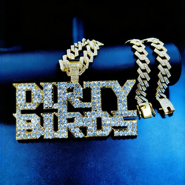 Europa y América Hip-Hop Diamante DIRTY BIRDS Letras Colgante Cuba Chain Personalidad de hombre Collar de aleación de moda