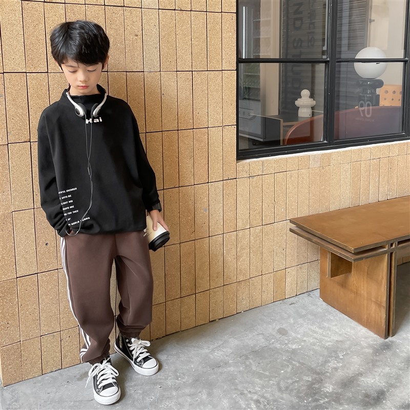 Camisa de fondo de estilo occidental para niños 2023 Otoño e Invierno nuevos niños estilo coreano Camiseta de manga larga para niños de terciopelo medio y niños grandes