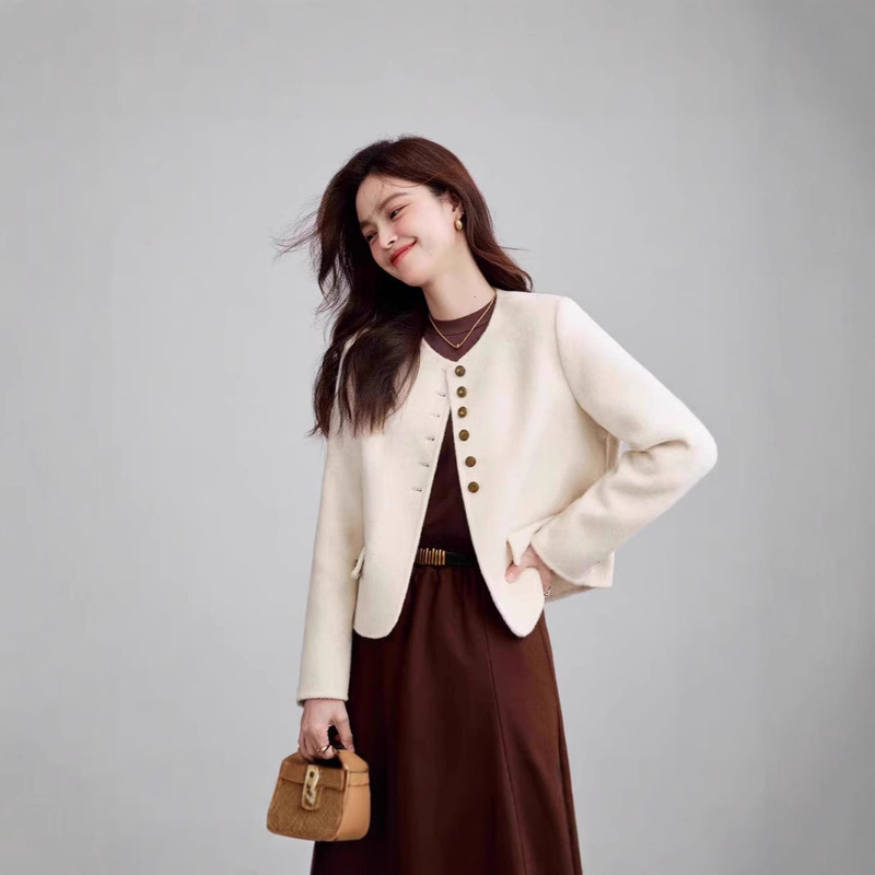 Double-Sided Wool Coat for Women, Short Style, 2025 New Korean Version, Single-Breasted Woolen Jacket, Versatile and Stylish for Commuting Double-Sided Wool Coat for Women, Short Style, 2025 New Korean Version, Single-Breasted Woolen Jacket, Versatile and Stylish for Commuting