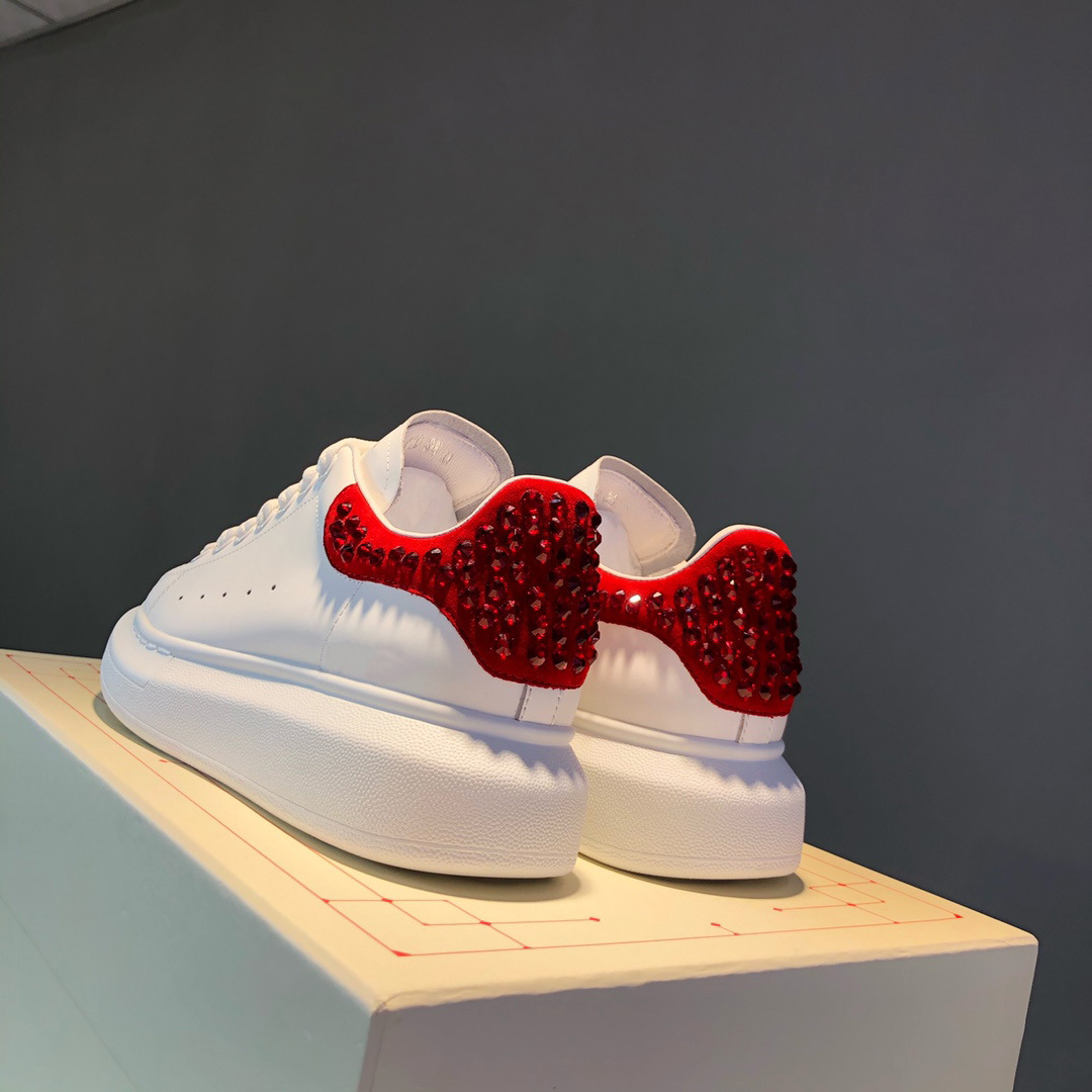 Versión superior de gama alta brillante diamante McQueen blanco zapatos de las mujeres flash diamante piel de vaca gruesa inferior aumento versátil deportes par zapatos casuales hombres