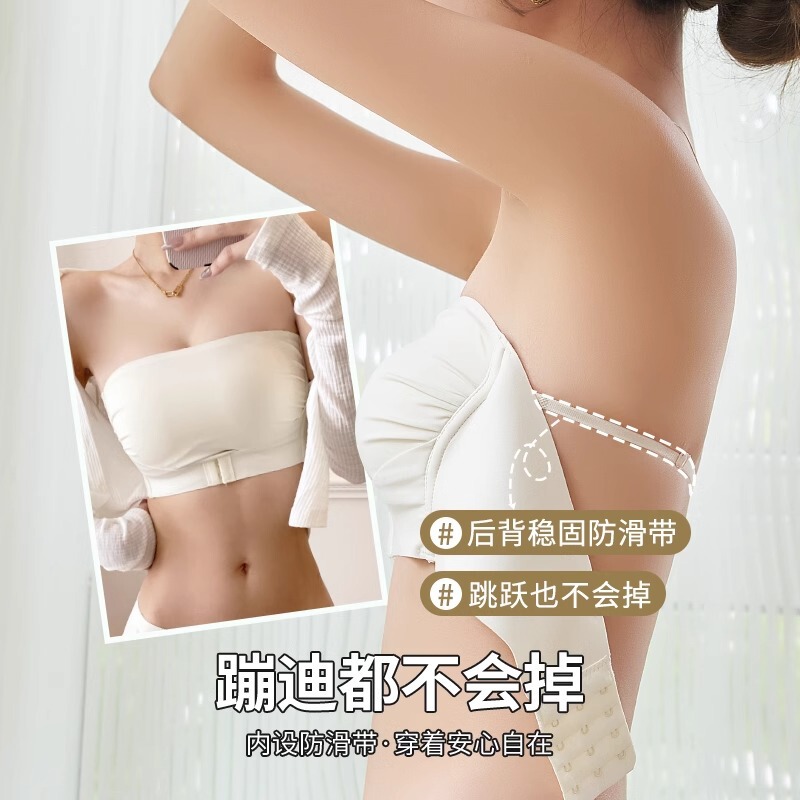 肩ひものない下着の女性は滑り止めの大きな胸を集めて、光を防ぎます。|undefined