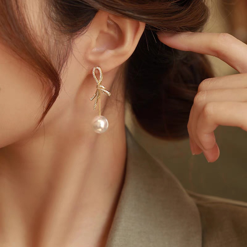 Bow Pearl Earrings Image 1