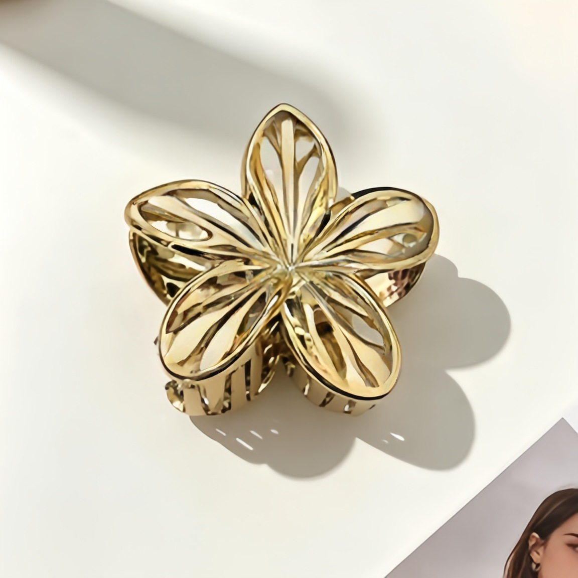 Pinza de pelo acrílica con flor de plumeria para mujer, accesorio de alta gama, pinza de tiburón, pinza de pelo cruzada para el verano.