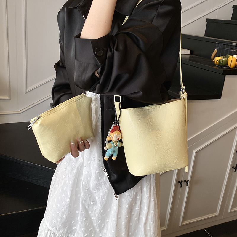 Bolso de cubo de tendencia simple y de alto nivel para mujer 2025 nuevo bolso de hombro casual de moda bolso de mensajero de cercanías