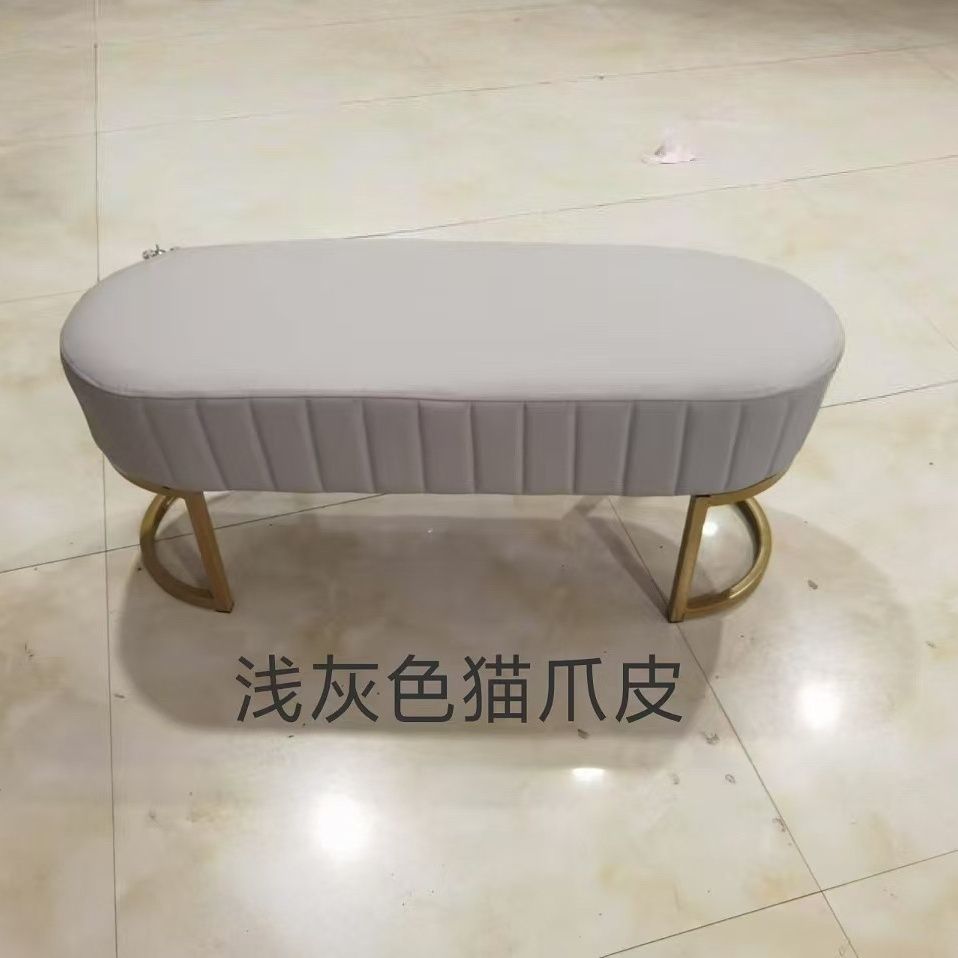 황금 발 + 밝은 회색 고양이 긁힌 피부