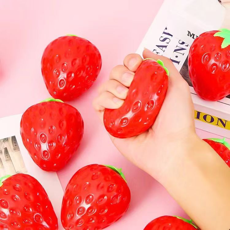 El pinchazo lento de la fresa fluida puede moldear la fresa para desahogarse y descomprimir el juguete nuevo y peculiar de la fresa de frutas simuladas.