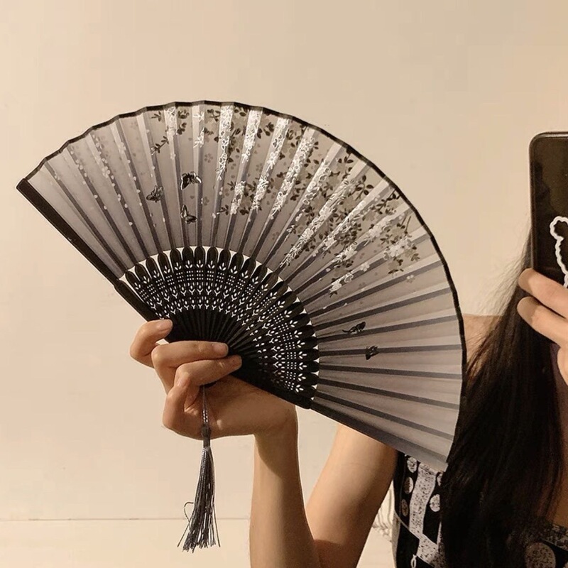 新しい中国式の折り畳み扇子の古風な夏の漢服の女性のチャイナドレスのダンスの扇子は携帯して写真を撮ります。|undefined